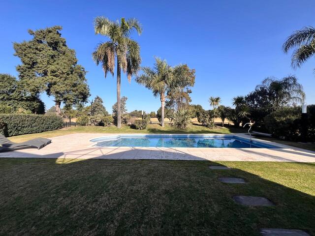 Casa en venta de 4 dormitorios en el jockey fondo golf! 