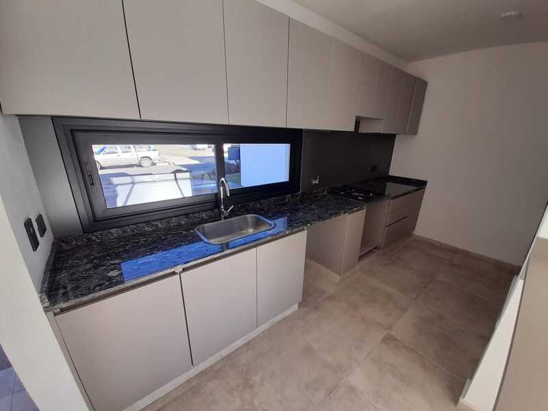 Dúplex de 2 dormitorios todo en planta baja sobre boulevard en Do...