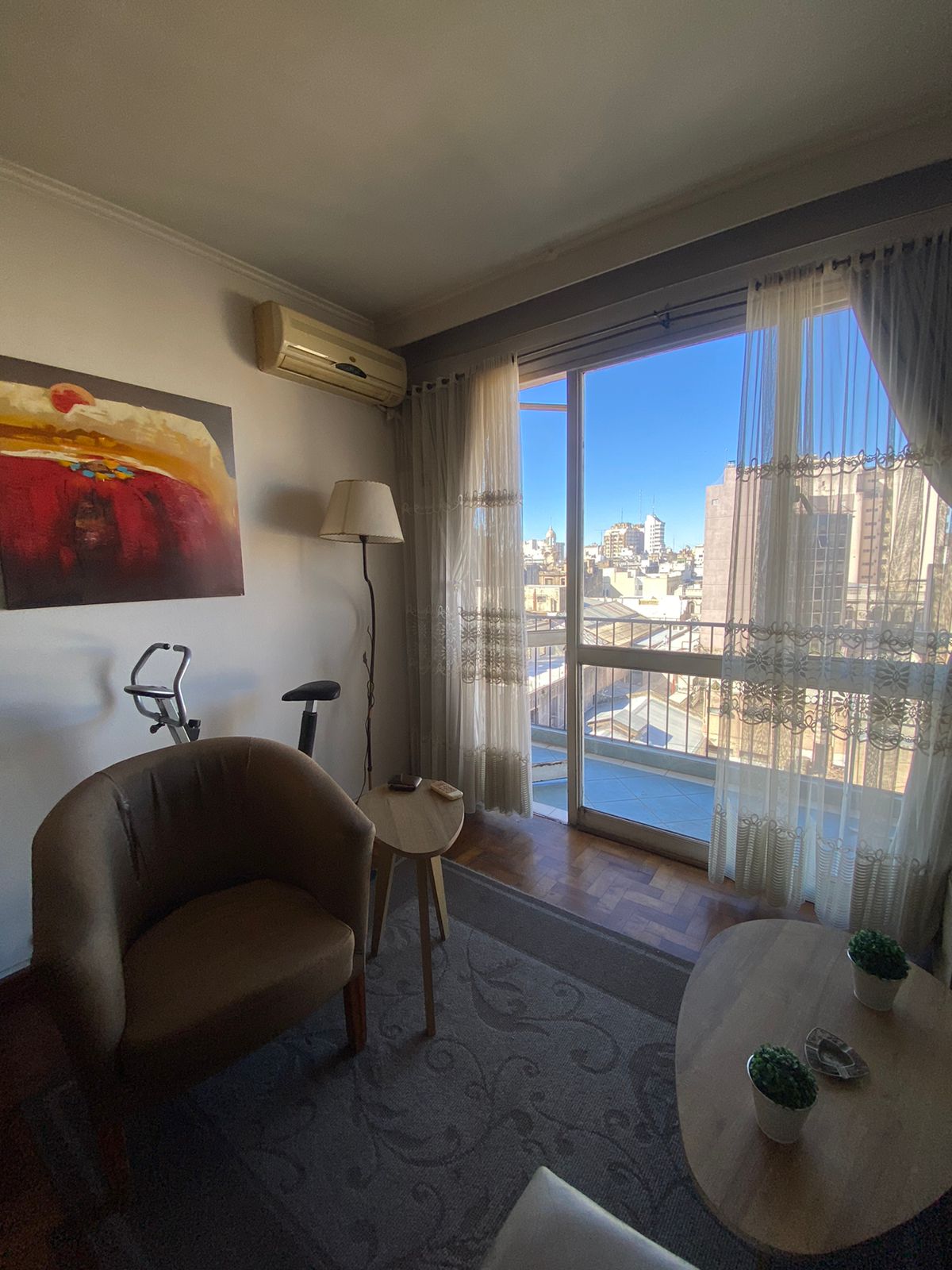 Amplio departamento a la venta de 3 dormitorios con balc&oacute;n, excelente por su ubicaci&oacute;n.