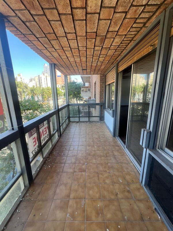 Venta – Piso completo sobre Yrigoyen frente al buen pastor!