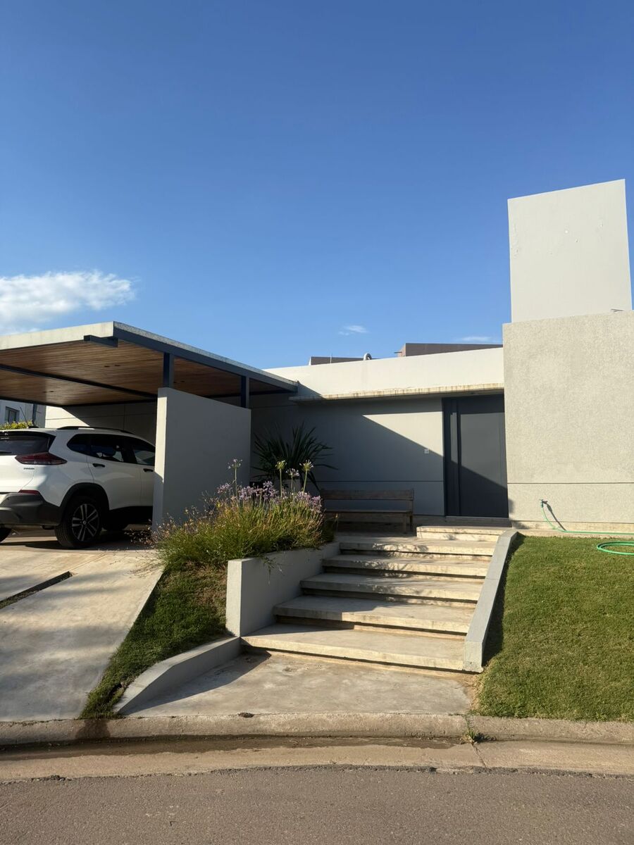 CASA EN MIRADORES UNO TODO EN PLANTA BAJA !!!